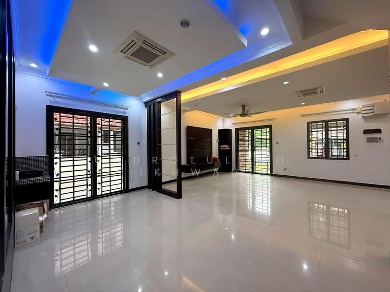Semi-Detached House for Sale in Bandar Nusaputra (Puchong) - Gudrotullah Ikhwan - Living Room - PropertyGuru.com.my