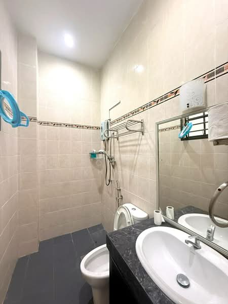 Semi-Detached House for Sale in Bandar Nusaputra (Puchong) - Gudrotullah Ikhwan - Bathroom - PropertyGuru.com.my