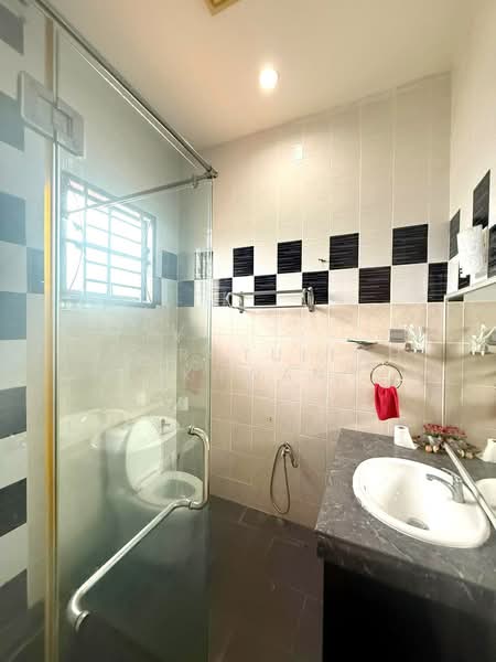 Semi-Detached House for Sale in Bandar Nusaputra (Puchong) - Gudrotullah Ikhwan - Bathroom - PropertyGuru.com.my