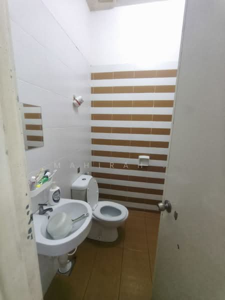 2-storey Terraced House for Sale in Taman Saujana Ampang (Ampang) - Mahirah . - Bathroom - PropertyGuru.com.my