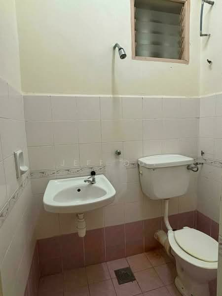 Pangsapuri untuk Dijual di Gambier Heights - Jeff Ooi - Bathroom - PropertyGuru.com.my