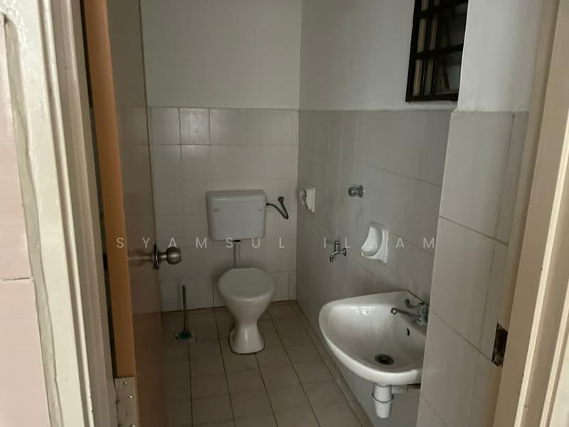 2-storey Terraced House for Sale in Puchong (Selangor) - Syamsul Ilham - Bathroom - PropertyGuru.com.my