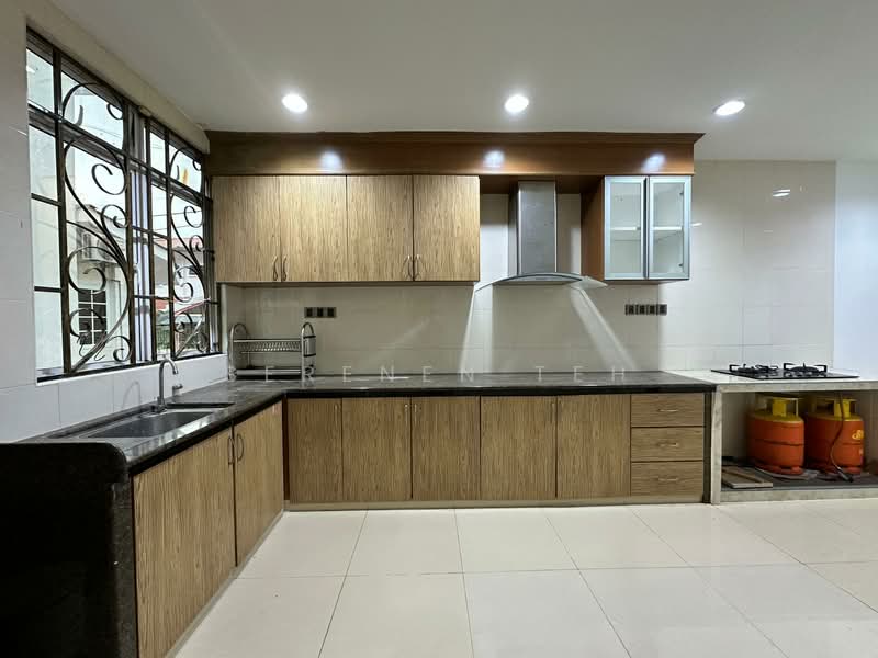 2-storey Terraced House for Rent in Island Glades (Jelutong) - SERENEN TEH - Kitchen - PropertyGuru.com.my