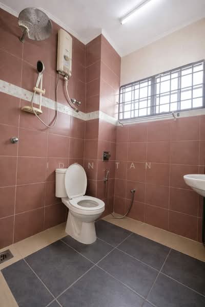 Rumah Teres 2 Tingkat untuk Dijual di Bandar Putra (Kulai) - Iden Tan - Bathroom - PropertyGuru.com.my