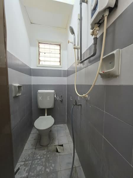 Rumah Teres 2 Tingkat untuk Dijual di Sungai Long (Bandar Sungai Long) - Ken Lew - Bathroom - PropertyGuru.com.my