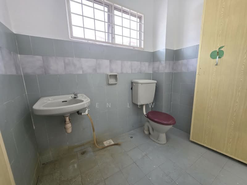 Rumah Teres 2 Tingkat untuk Dijual di Sungai Long (Bandar Sungai Long) - Ken Lew - Bathroom - PropertyGuru.com.my