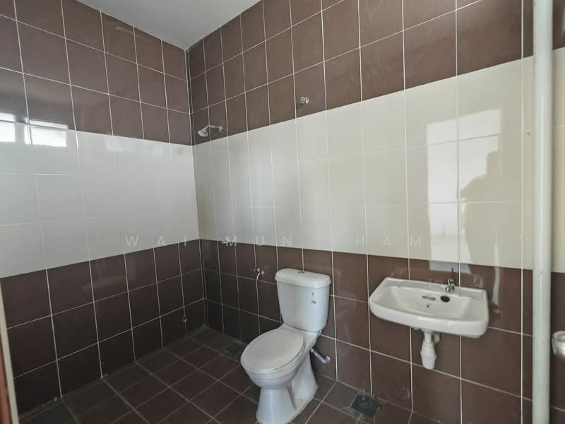 Semi-Detached House for Sale in Seremban 2 (Negeri Sembilan) - Wai Mun Tham - Bathroom - PropertyGuru.com.my