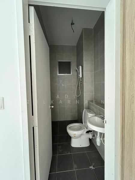Kondominium untuk Dijual di Residensi Adelia 2 - Adi Zulkarnaen - Bathroom - PropertyGuru.com.my