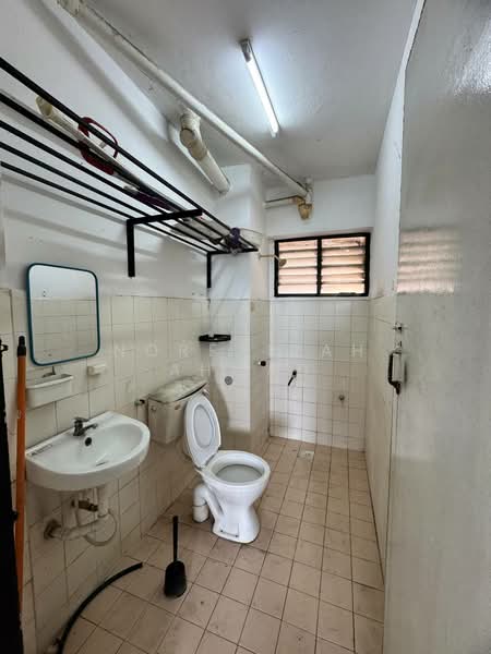 Pangsapuri untuk Dijual di Pangsapuri Bukit Kuda - Norfaizah Ahmad - Bathroom - PropertyGuru.com.my