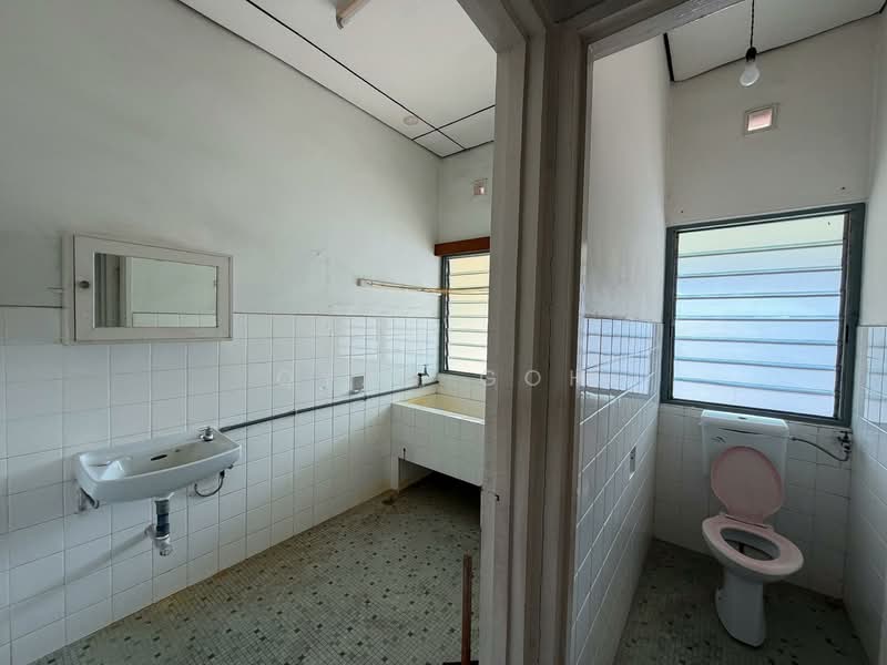 Terraced House for Sale in Island Glades (Jelutong) - Qyan Goh - Bathroom - PropertyGuru.com.my