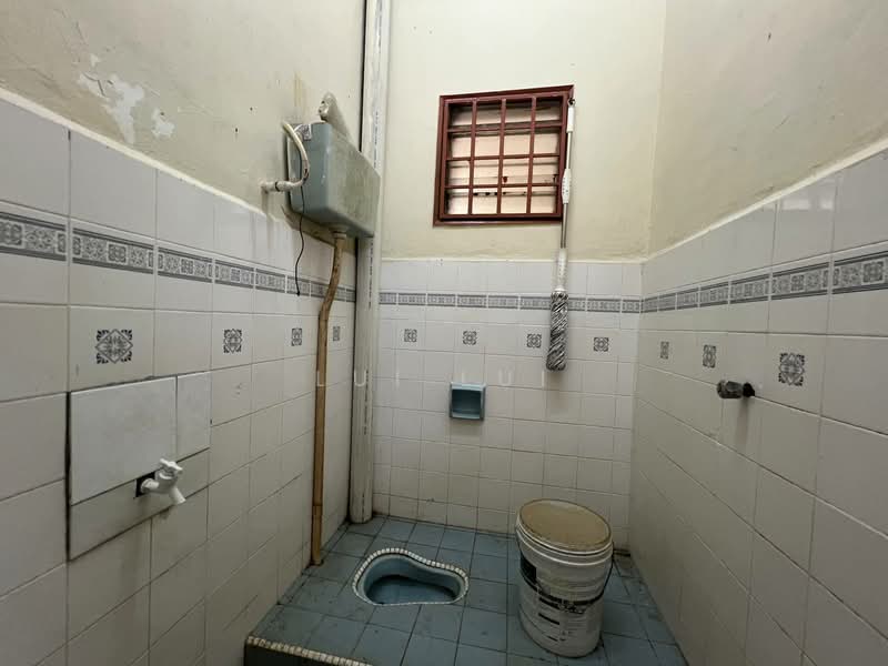 Rumah Teres 1 Tingkat untuk Dijual di Taman Pasir Putih (Pasir Gudang) - Lui Lui - Bathroom - PropertyGuru.com.my