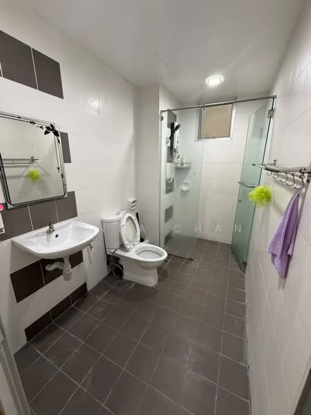 Kondominium untuk Dijual di The Golden Triangle Condominium - Lynda Chan - Bathroom - PropertyGuru.com.my