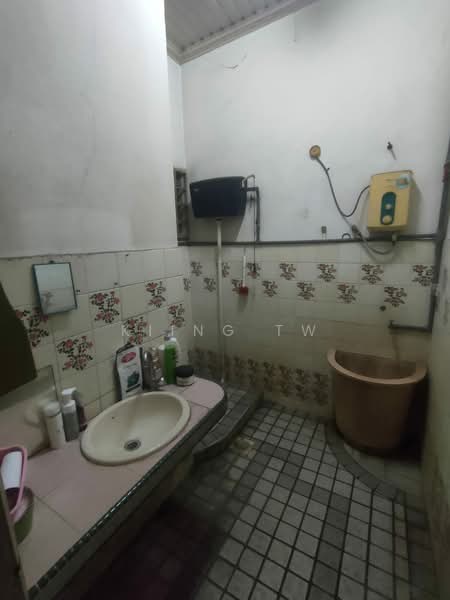 1-storey Terraced House for Sale in Taman Bukit Maluri (Kepong) - Kiing TW - Bathroom - PropertyGuru.com.my