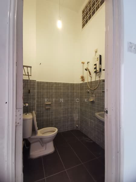 Rumah Teres 2 Tingkat untuk Dijual di Taman Sri Putra Mas (Sungai Buloh) - Kin CK - Bathroom - PropertyGuru.com.my