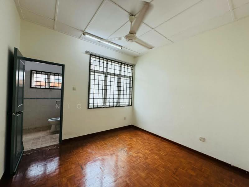 2-storey Terraced House for Rent in Taman Impian Emas (Skudai) - Nicholas Low - Bathroom - PropertyGuru.com.my