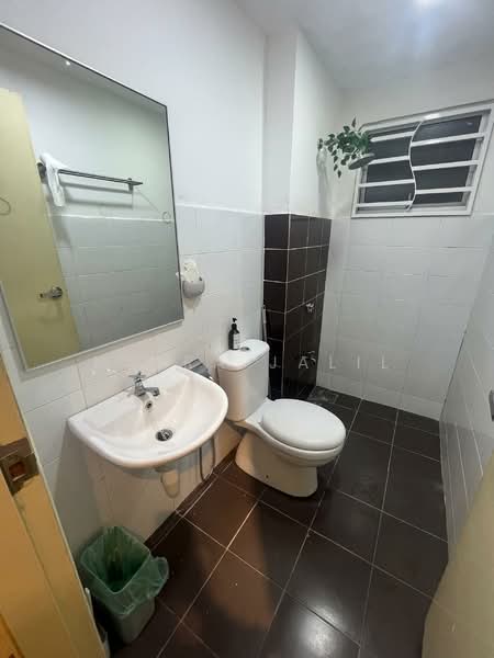 Pangsapuri untuk Disewa di Residensi Alam Damai (PR1MA @ Alam Damai) - Maira Jalil - Bathroom - PropertyGuru.com.my
