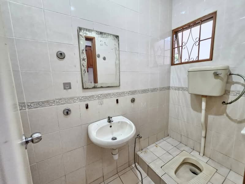 Rumah Teres 2 Tingkat untuk Dijual di Taman Seri Taming (Cheras) - ChaoLim . - Bathroom - PropertyGuru.com.my