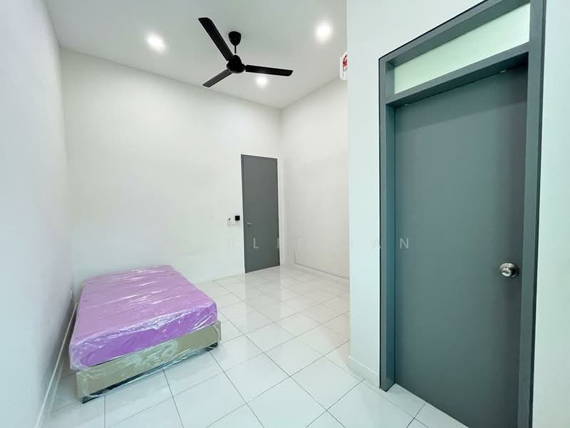 2-storey Terraced House for Sale in Bandar Saujana Putra (Tanjong Duabelas) - Charlie Gan - Bedroom - PropertyGuru.com.my