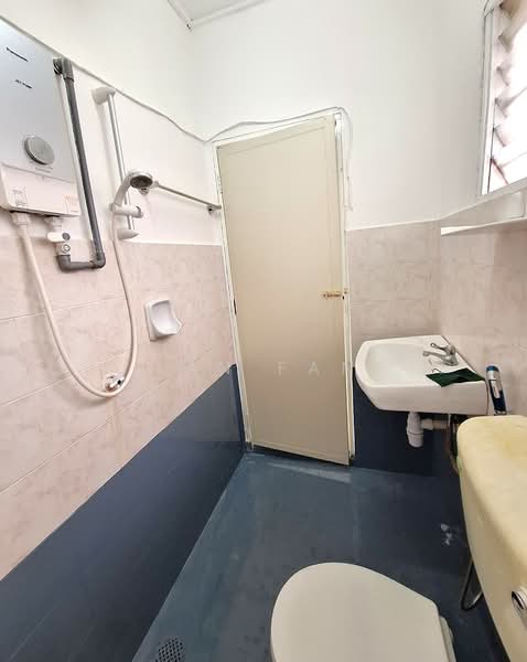 Rumah Teres 2 Tingkat untuk Dijual di Taman Bukit Serdang (Seri Kembangan) - Ian Fan - Bathroom - PropertyGuru.com.my