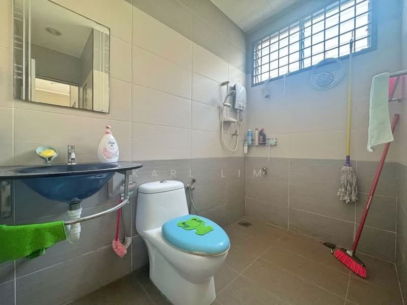 1.5-storey Terraced House for Sale in Bandar Putra (Kulai) - Karl Lim - Bathroom - PropertyGuru.com.my