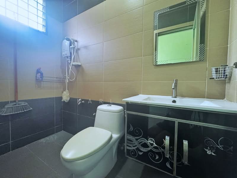 1.5-storey Terraced House for Sale in Bandar Putra (Kulai) - Karl Lim - Bathroom - PropertyGuru.com.my