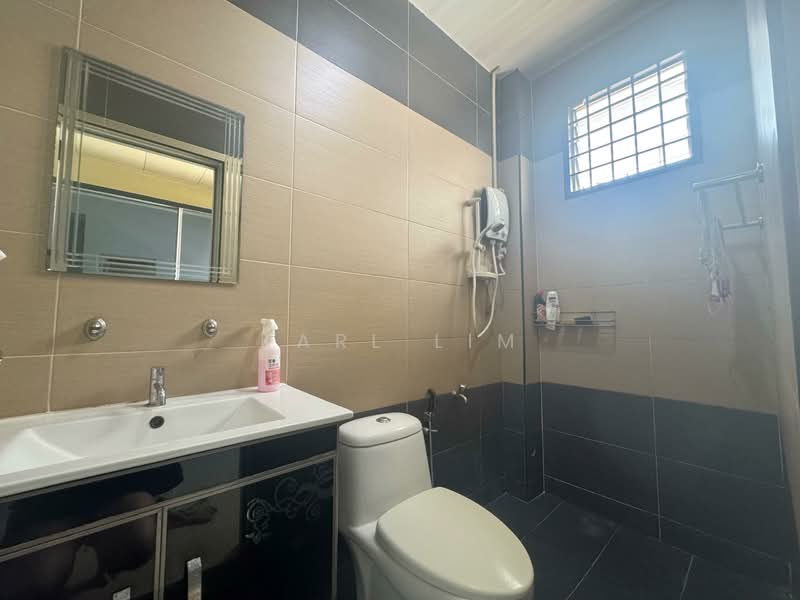 1.5-storey Terraced House for Sale in Bandar Putra (Kulai) - Karl Lim - Bathroom - PropertyGuru.com.my