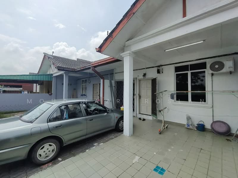 1-storey Terraced House for Sale in (Bukit Sentosa 2) Seksyen Bs2 (Serendah) - Mohd Nazri Roslan - Exterior - PropertyGuru.com.my
