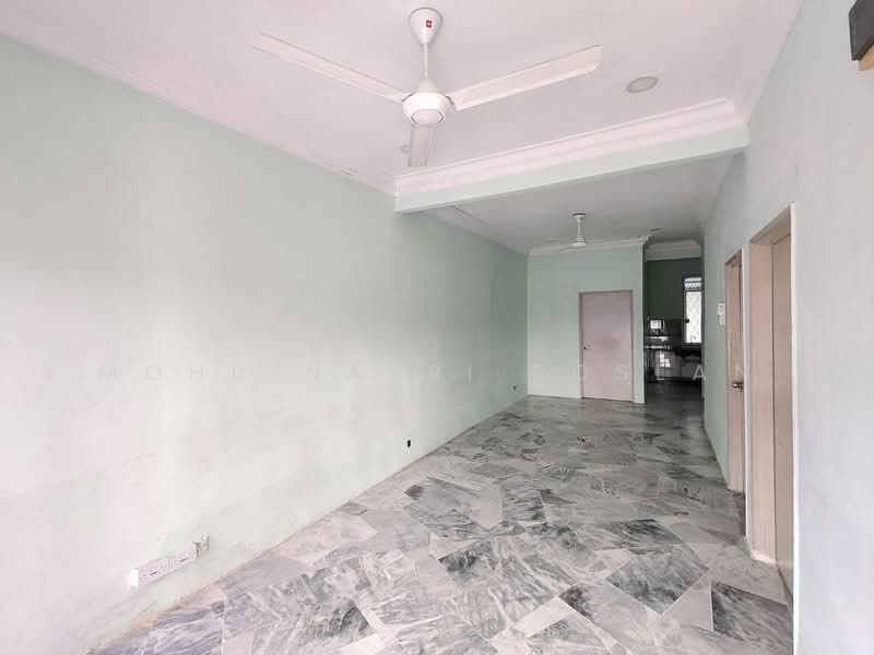 1-storey Terraced House for Sale in (Bukit Sentosa 2) Seksyen Bs2 (Serendah) - Mohd Nazri Roslan - Living Room - PropertyGuru.com.my