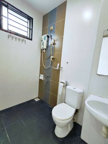 2-storey Terraced House for Sale in Taman Kempas Utama (Tebrau) - Karl Lim - Bathroom - PropertyGuru.com.my