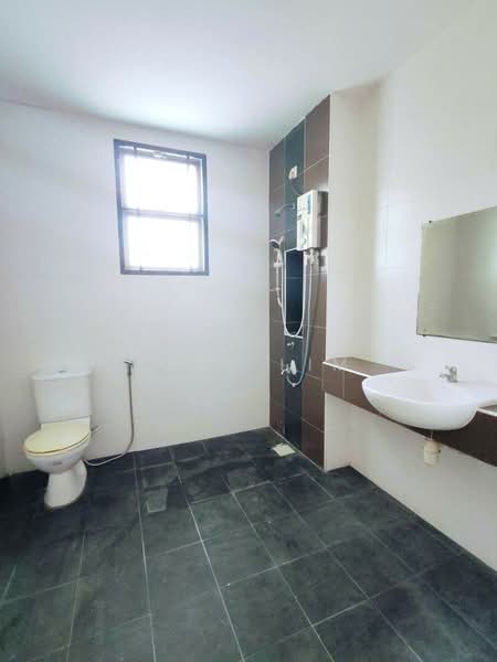 2-storey Terraced House for Sale in Taman Kempas Utama (Tebrau) - Karl Lim - Bathroom - PropertyGuru.com.my