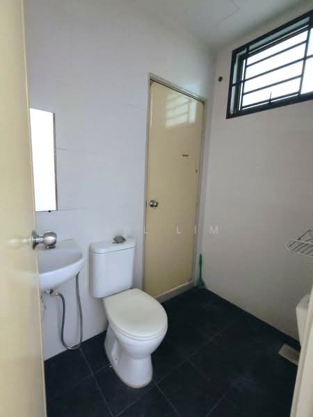 2-storey Terraced House for Sale in Taman Kempas Utama (Tebrau) - Karl Lim - Bathroom - PropertyGuru.com.my