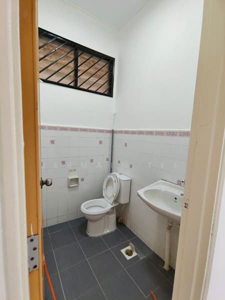 Rumah Teres 1 Tingkat untuk Dijual di Bandar Seri Alam (Masai) - Jermain Tee - Bathroom - PropertyGuru.com.my