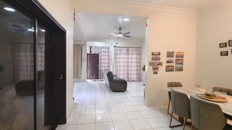 Rumah Teres 2 Tingkat untuk Dijual di Bandar Seri Alam (Masai) - Jermain Tee - Living Room - PropertyGuru.com.my