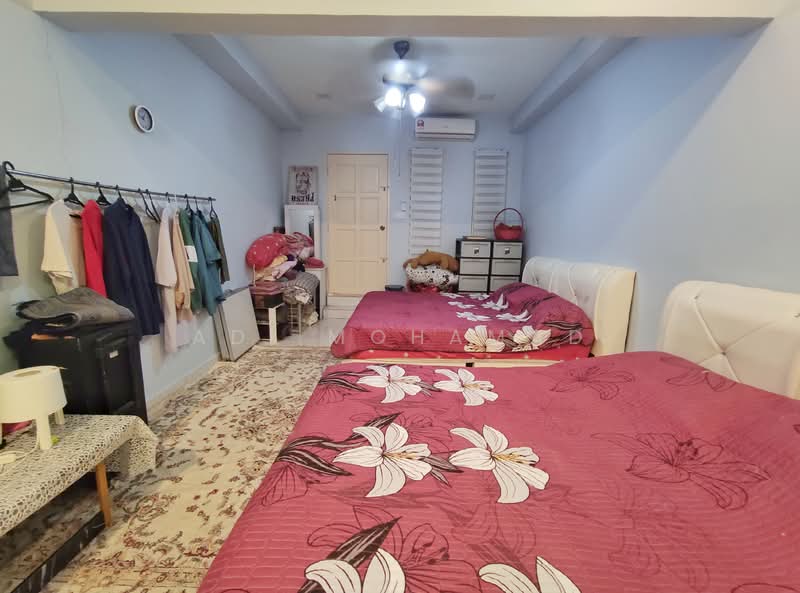 Rumah Teres 2 Tingkat untuk Dijual di Taman Selayang Indah (Selayang) - Adi Mohamad - Bedroom 1 (Master) - PropertyGuru.com.my