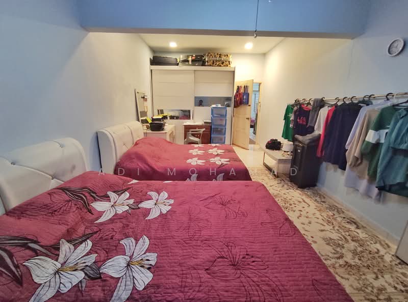 Rumah Teres 2 Tingkat untuk Dijual di Taman Selayang Indah (Selayang) - Adi Mohamad - Bedroom 1 (Master) - PropertyGuru.com.my