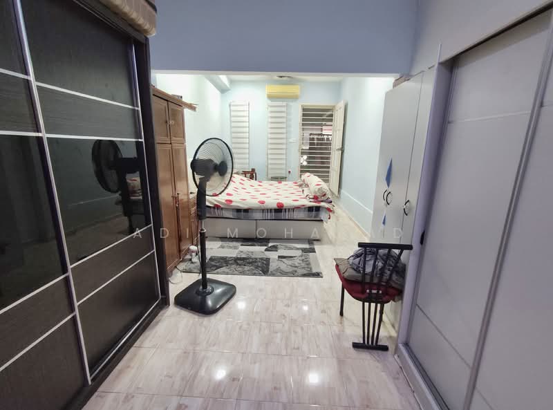 Rumah Teres 2 Tingkat untuk Dijual di Taman Selayang Indah (Selayang) - Adi Mohamad - Bedroom 2 (Master-size) - PropertyGuru.com.my