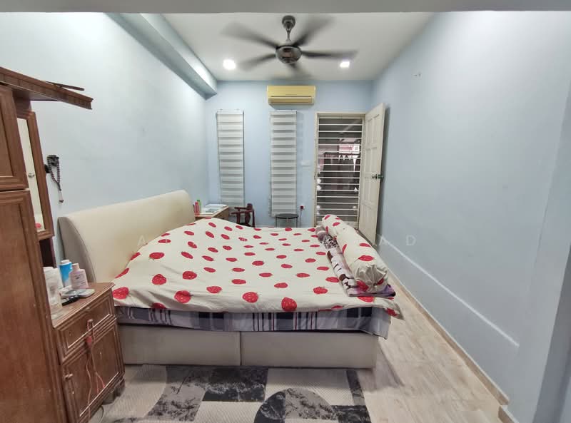 Rumah Teres 2 Tingkat untuk Dijual di Taman Selayang Indah (Selayang) - Adi Mohamad - Bedroom 2 (Master-size) - PropertyGuru.com.my