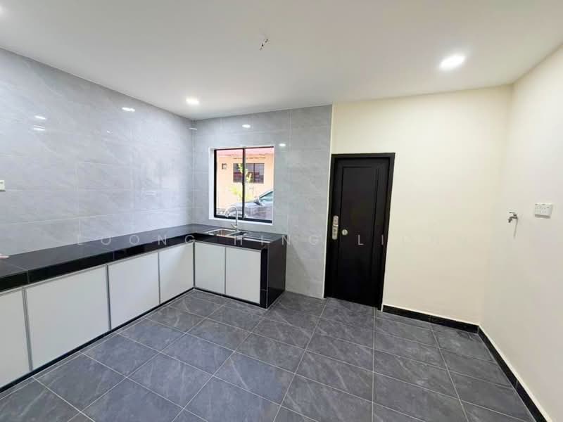 2-storey Terraced House for Sale in Taman Desa Cemerlang (Ulu Tiram) - Loong Hing Liong - Kitchen - PropertyGuru.com.my