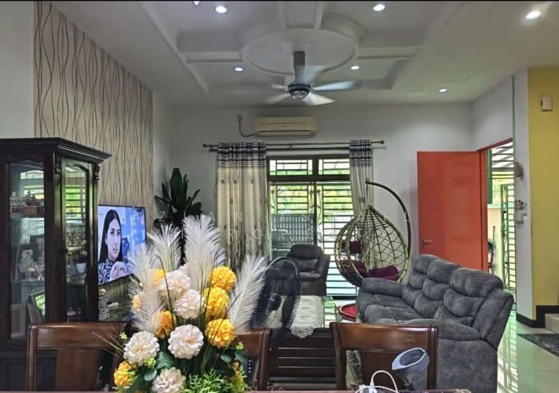 Rumah Teres 2 Tingkat untuk Dijual di Setia Tropika (Johor Bahru) - Azlan Ismail aiproperty - Living Room - PropertyGuru.com.my
