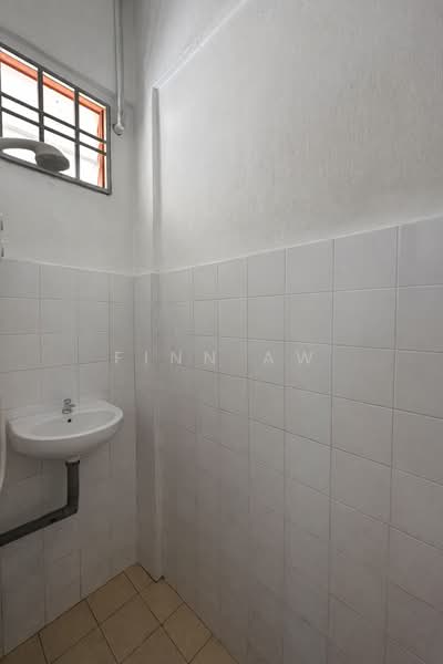 Rumah Flat untuk Dijual di Flat Taman Perling - Finn Aw - Bathroom - PropertyGuru.com.my