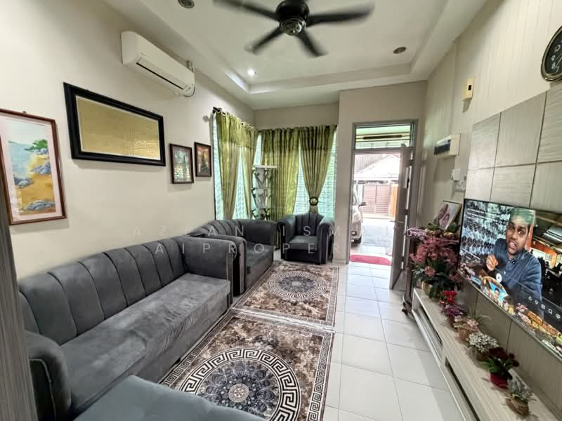 1-storey Terraced House for Sale in Bandar Dato Onn (Tebrau) - Azlan Ismail aiproperty - Living Room - PropertyGuru.com.my