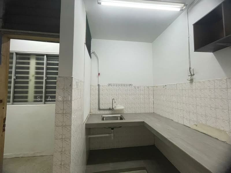 Rumah Flat untuk Dijual di Flat PKNS Seksyen 19 - Sariza Hartanah - Kitchen - PropertyGuru.com.my