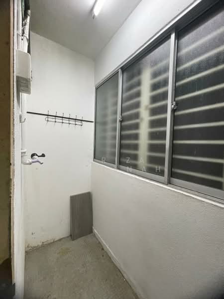 Rumah Flat untuk Dijual di Flat PKNS Seksyen 19 - Sariza Hartanah - Balcony - PropertyGuru.com.my