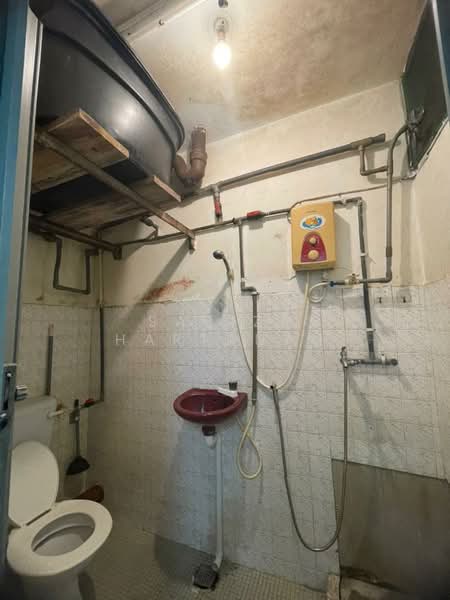 Rumah Flat untuk Dijual di Flat PKNS Seksyen 19 - Sariza Hartanah - Bathroom - PropertyGuru.com.my