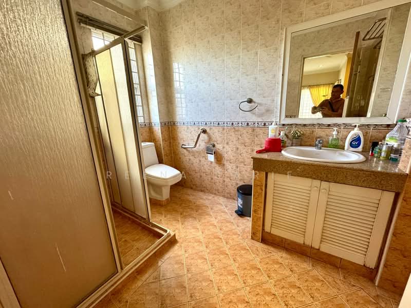 Rumah Banglo untuk Dijual di Bukit Jelutong (Shah Alam) - Reena Sarif - Bathroom - PropertyGuru.com.my