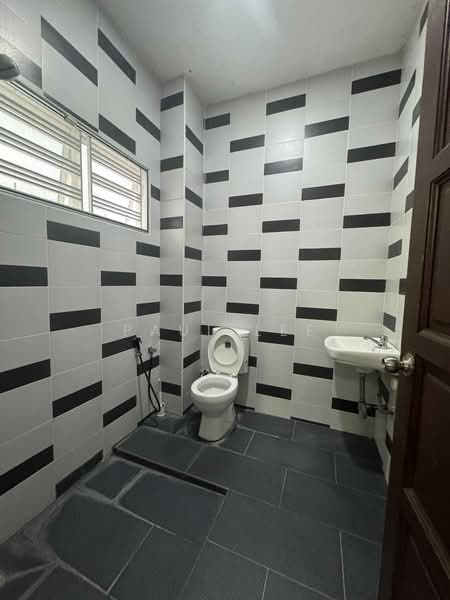 Semi-Detached House for Sale in Bandar Puteri Puchong (Puchong) - Paul Lee - Bathroom - PropertyGuru.com.my