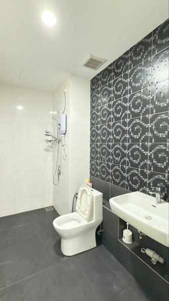 Servis Apartment untuk Dijual di Wave @ Marina Cove - Nico Ho - Bathroom - PropertyGuru.com.my