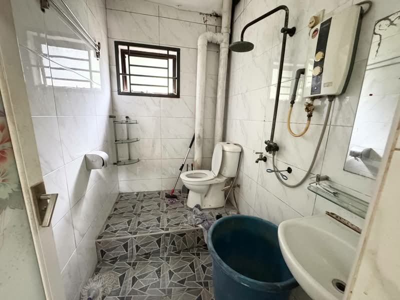Rumah Flat untuk Dijual di Flat Bandar Selesa Jaya @ Jalan Silat Gayong - Finn Aw - Bathroom - PropertyGuru.com.my