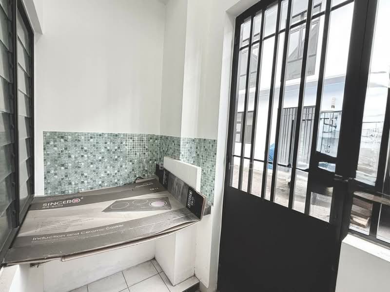 2-storey Terraced House for Sale in Bandar Baru Permas Jaya (Permas Jaya) - Hayden Chong - Kitchen - PropertyGuru.com.my