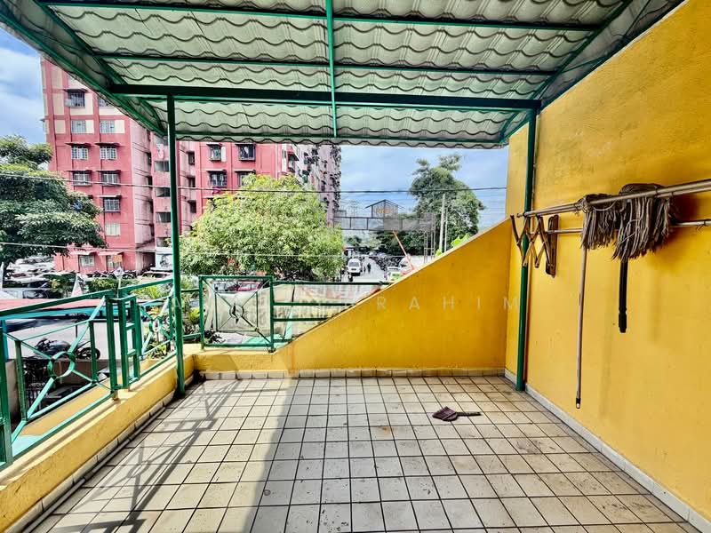 Rumah Teres 2 Tingkat untuk Dijual di Taman Desaria (Petaling Jaya) - Azli Ibrahim - Balcony - PropertyGuru.com.my